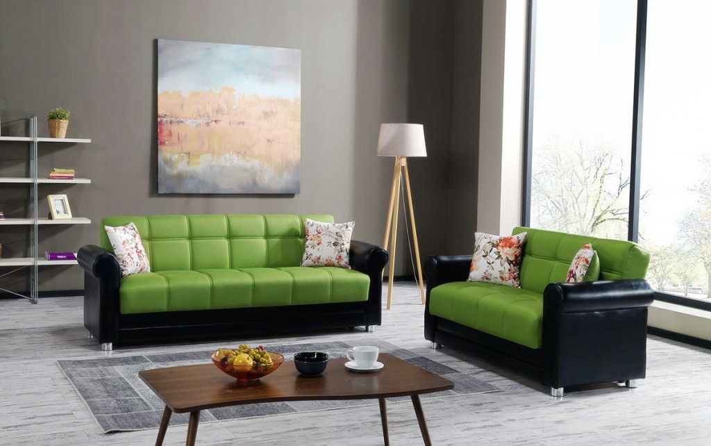 Черно-зеленые диваны в комнате с панорамным окном