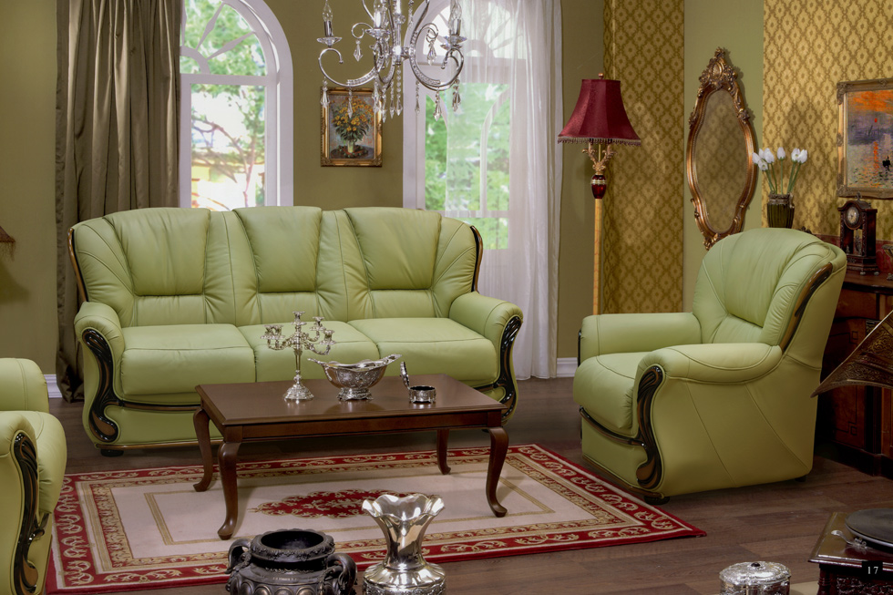 Фисташковый диван в классической гостиной