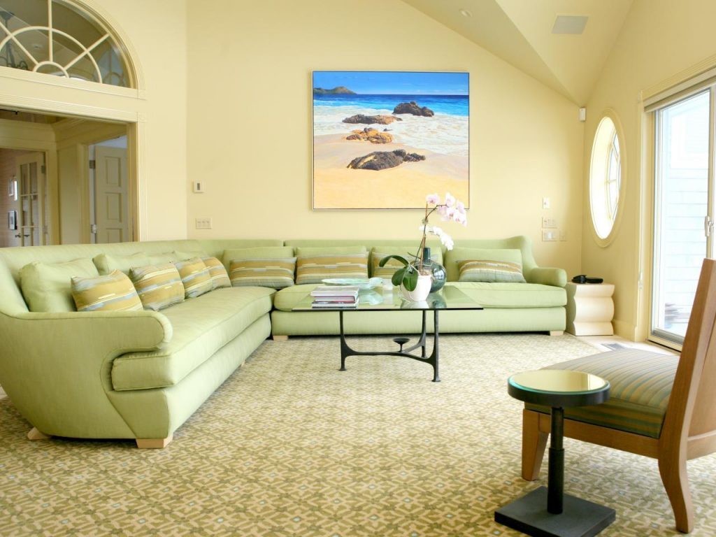 Светлая гостиная с диваном салатового цвета