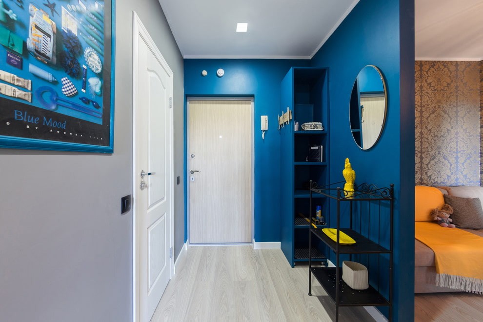 Синяя перегородка в коридоре хрущевки с 3 комнатами
