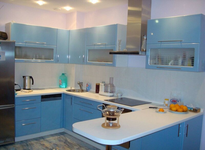 Интерьер кухни в синем цвете сочетание с другими цветами фото
