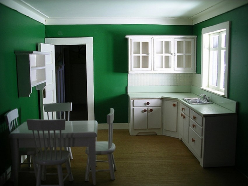 Зеленые обои на кухне с коричневой мебелью
