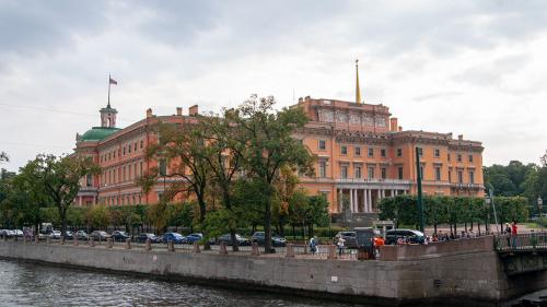 Малая скульптура в санкт-петербурге. Самый маленький памятник в Санкт-Петербурге. «Чижик-пыжик»