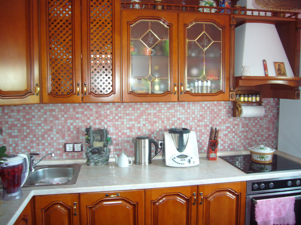 Кухонный гарнитур с двух сторон кухни