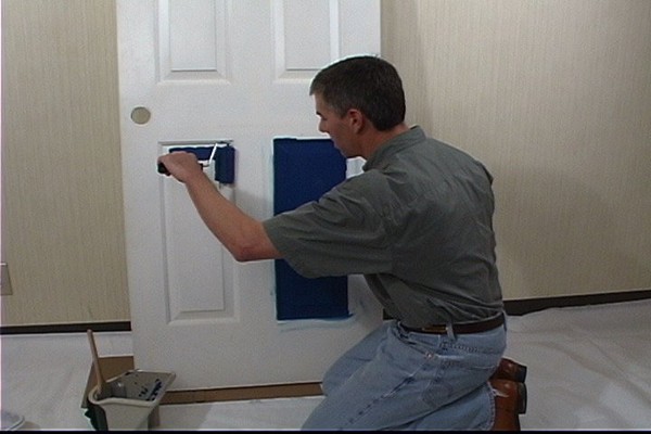 Как покрасить межкомнатную дверь своими руками фото