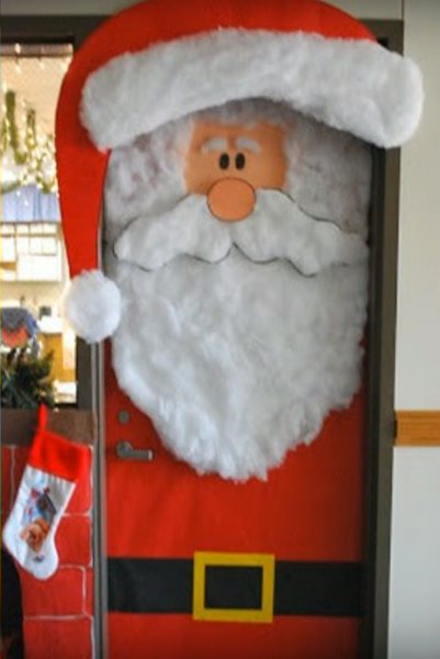 Санта Клаус - лучшее новогоднее украшение двери