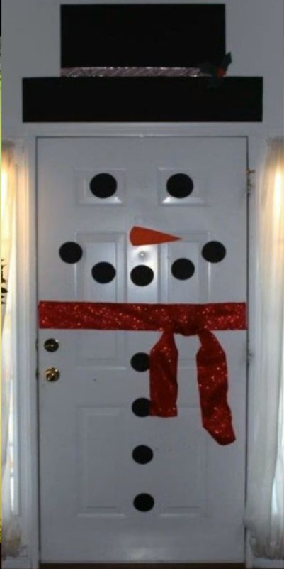 Снеговик - отличная идея для новогодней двери
