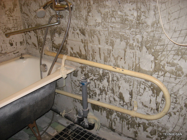 Ванна можно перенести. Перенос полотенцесушителя. Перенос полотенцесушителя в ванной. Полотенцесушитель под раковиной в ванной. П-44 полотенцесушитель в ванной.