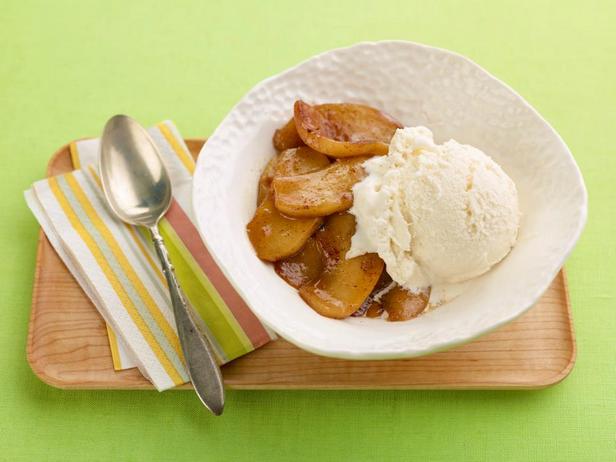 Жареные яблоки на сковороде с мороженым