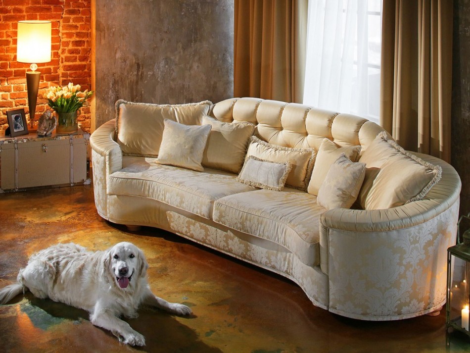 Красивый мягкий диван в гостиной
