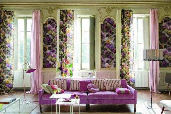 Цветочные панели можно повесить за диваном