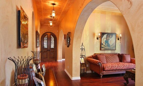 Вход в комнату можно сделать в виде арки или же установив красивые раздвижные двери