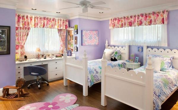 Для двух девочек можно сделать спальню, которая будет оформлена в одной цветовой гамме 