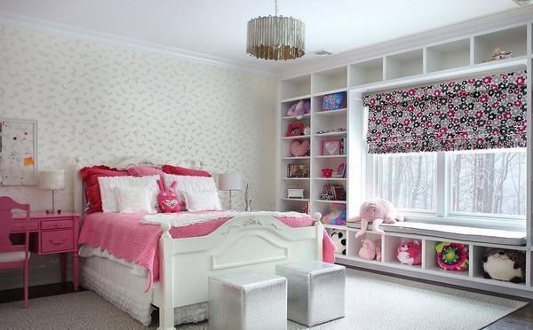 Отличный вариант для девичьей спальни - это легкие и креативные шторы