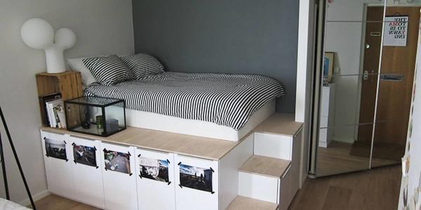 Современные комбинированные кровати-подиумы наиболее выгодны для маленьких комнат, так как они замещают шкаф и комод