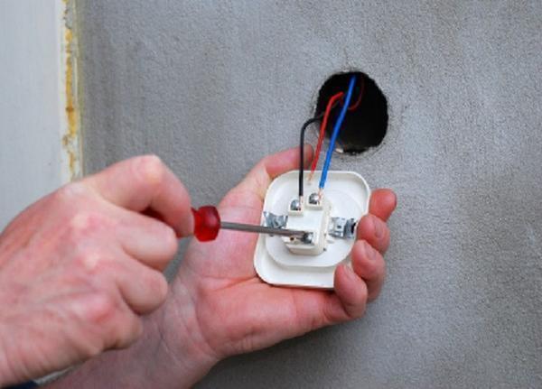 Не забывайте про технику безопасности – перед работой отключите электроэнергию, снимите розетки, выключатели, заизолируйте провода