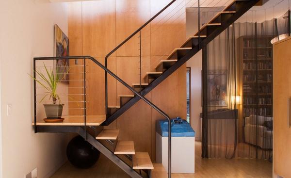 Вид лестницы дизайнеры рекомендуют подбирать с учетом особенностей помещения, где она будет монтироваться