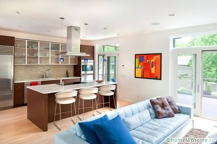 Кухонный гарнитур отличается по цвету от остального интерьера, что позволяет выделить зону кухни