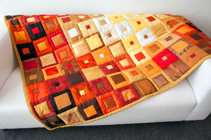 Использование тонких полосок для изготовления ярких одеял считается сравнительно новой идеей