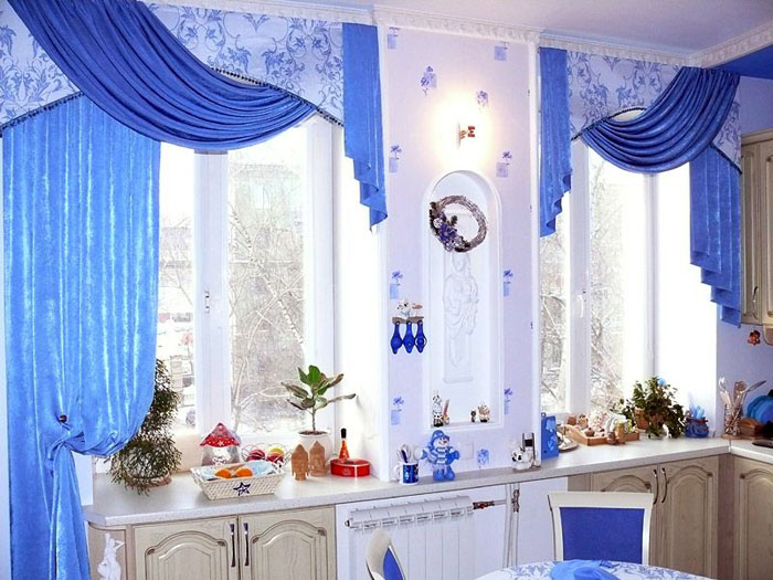 Синий текстиль на окна кухни отлично смотрится в комбинированном стиле