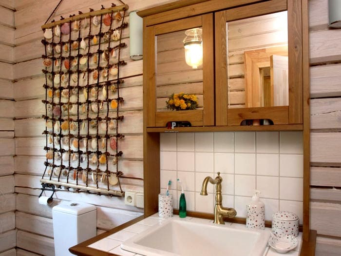 Сеть из верёвки и ракушки — такое изделие не боится влажности ванной комнаты