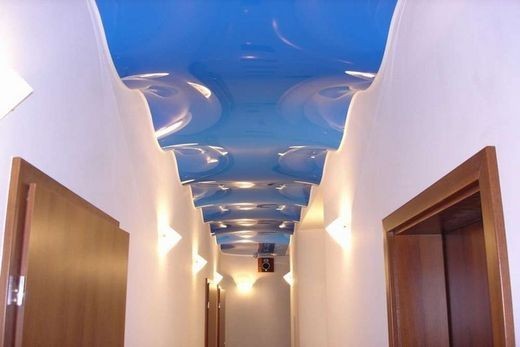Натяжные потолки в коридоре