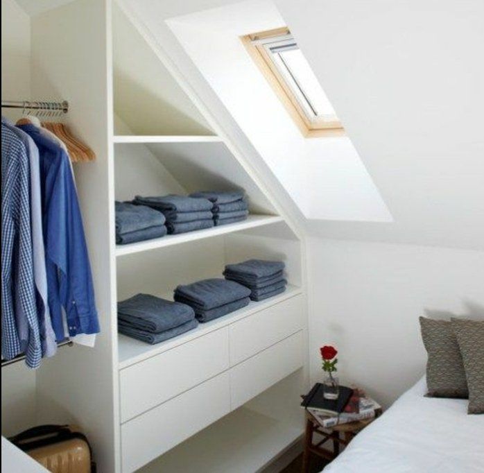 Шкаф в комнату со скошенным потолком
