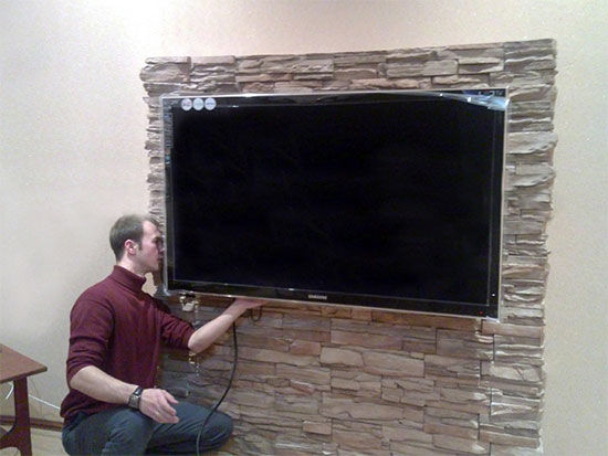 Надо телевизора. Телевизор 42 дюйма на стене. Вешаем телевизор 65 дюймов на стену. Телевизор диагональ 50 на стене. ЖК ТВ на стене.