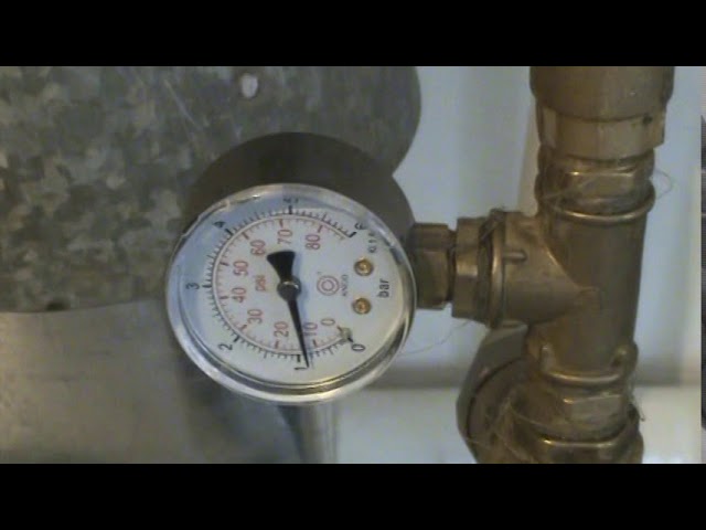 Давление в отопительном котле. Компенсатор давления для отопления. Накачивать давление отопления. Накачать давление в системе отопления насос. Как установить манометр в системе отопления в частном доме.