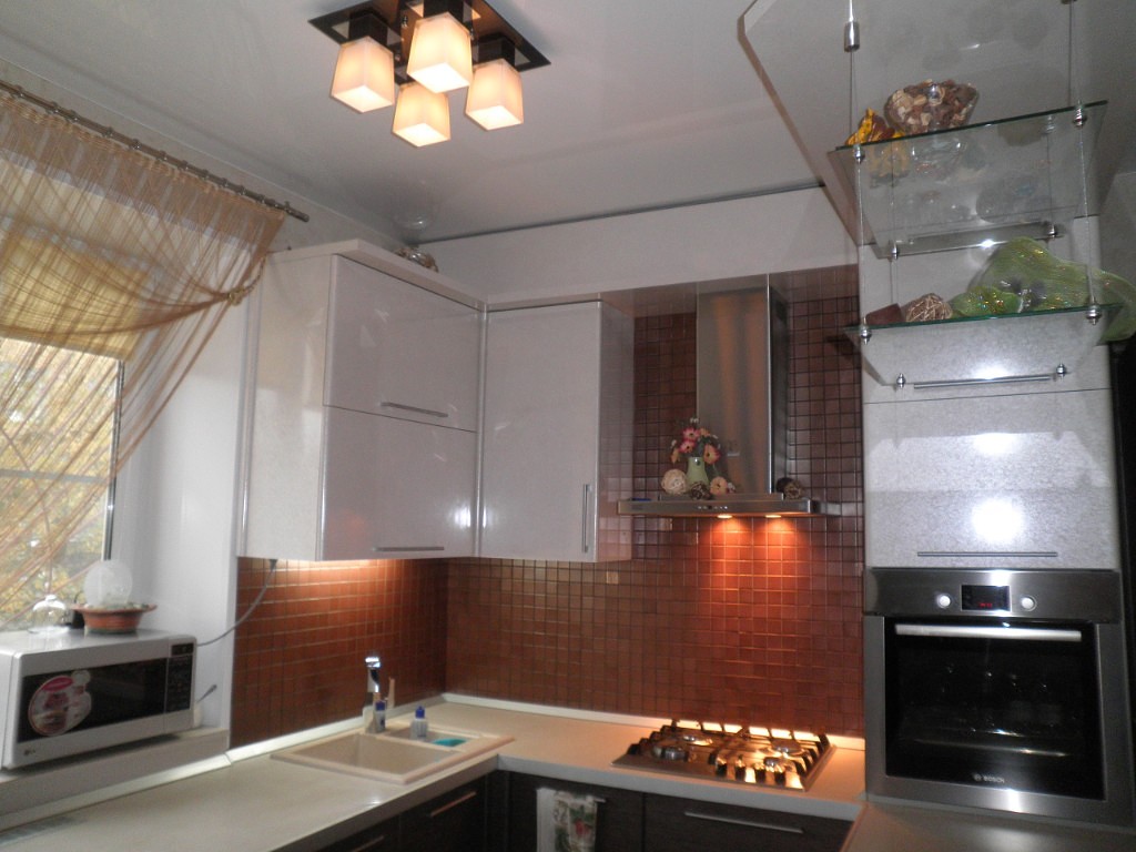 Освещение на маленькой кухне с натяжным потолком в хрущевке фото кухни фото
