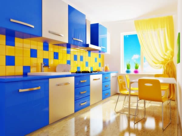 оформления интерьера кухни в голубом цвете контрастные сочетания