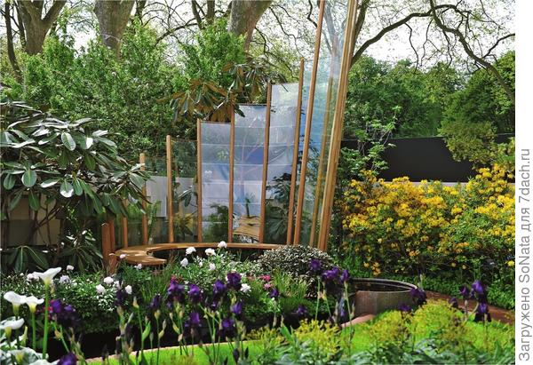 Огромный каскад из спрятанных в рамы стекол придает садовому пейзажу слегка фантастичный вид.