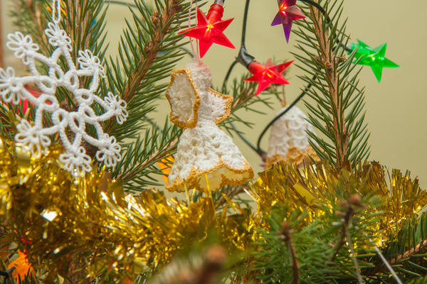 Снежинки и фигурки ангелов лучше всего подходят для украшения рождественской ёлки