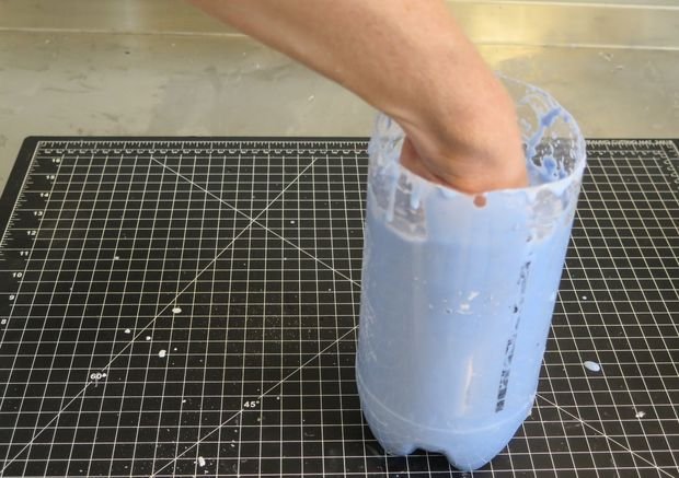 Самодельная бетонная вешалка в форме собственной руки