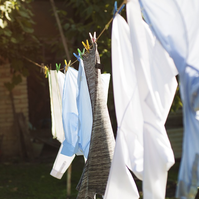 Как убрать с одежды монтажную пену