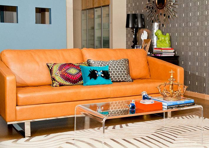 оранжевый кожаный диван в интерьере гостиной