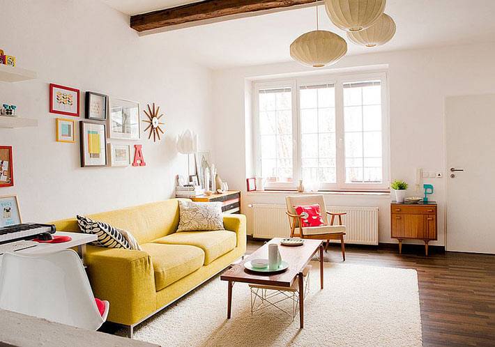 дизайн гостиной белого цвета с желтым диваном