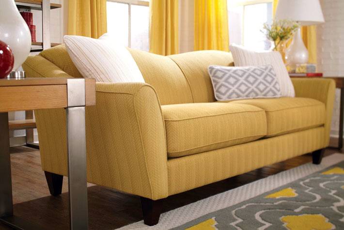 красивый желтый диван и желтые шторы для гостиной комнаты
