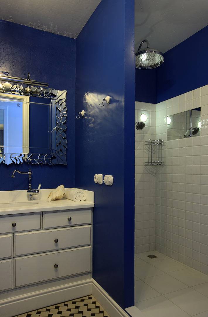 Глубокий синий и белый цвета в дизайне ванной комнаты фото