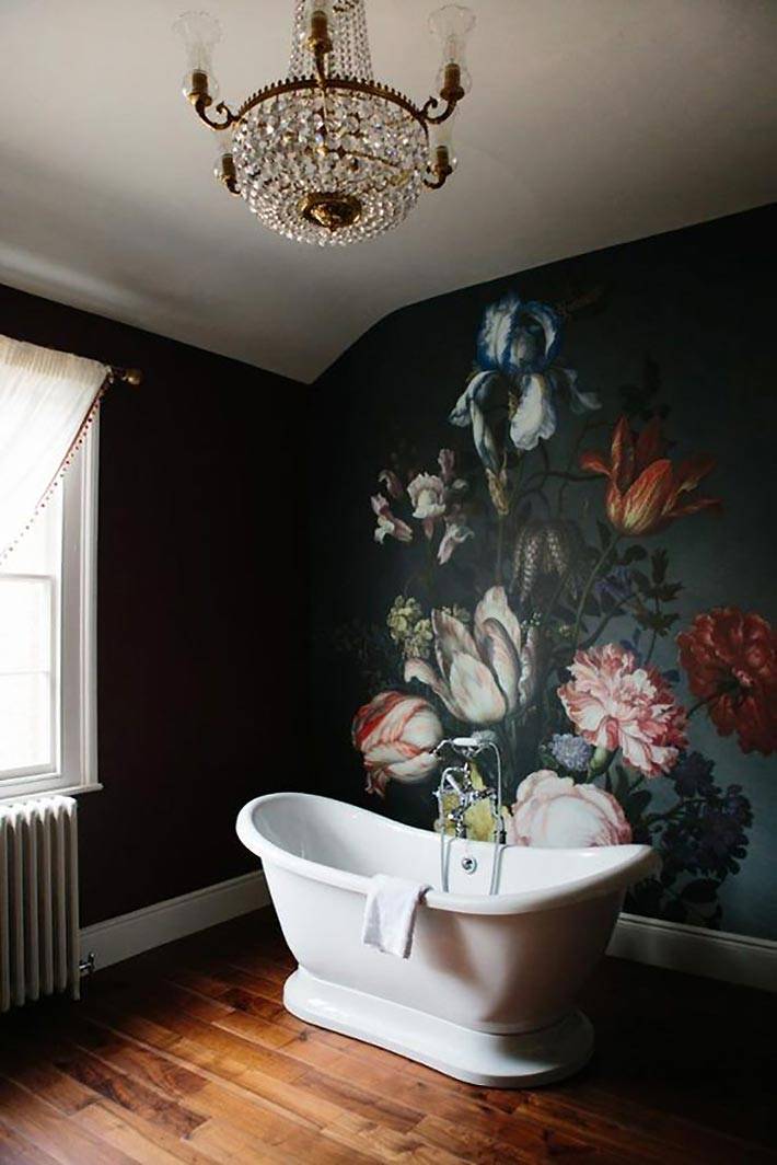 рисунок на черной стене в интерьере ванной комнаты