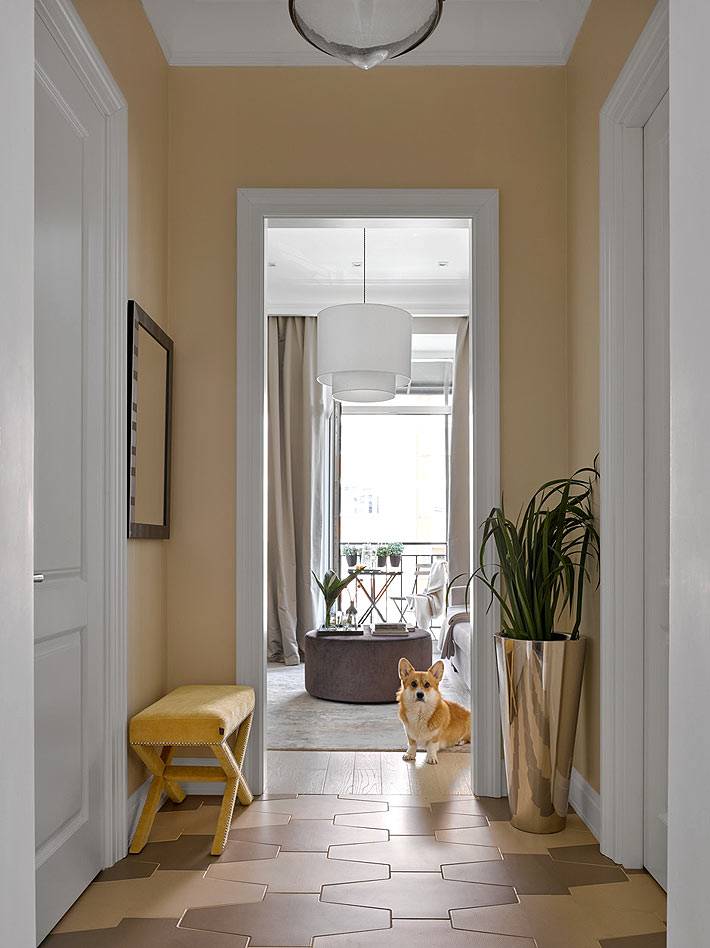 маленький коридор в квартире с мозаичной плиткой на полу фото