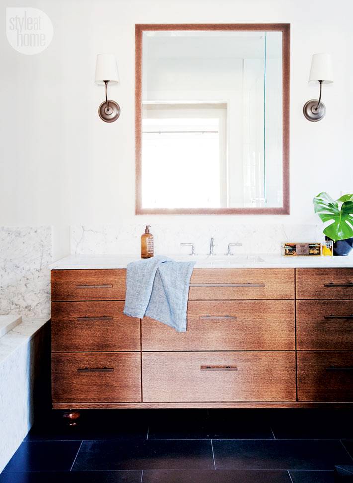 деревянные материалы очень сочетаются с белыми стенами ванной