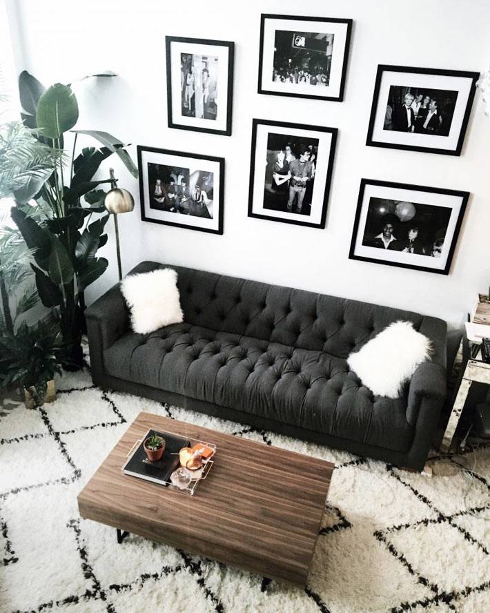 черно-белый декор гостиной комнаты с белым пушистым диваном