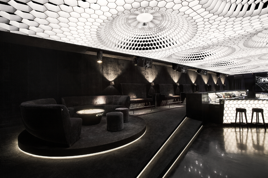 Лаконичный дизайн клуба-бара в чёрно-белых тонах