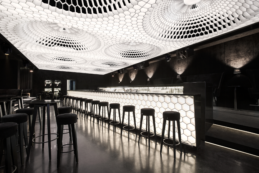 Лаконичный дизайн клуба-бара: барная стойка с подсветкой