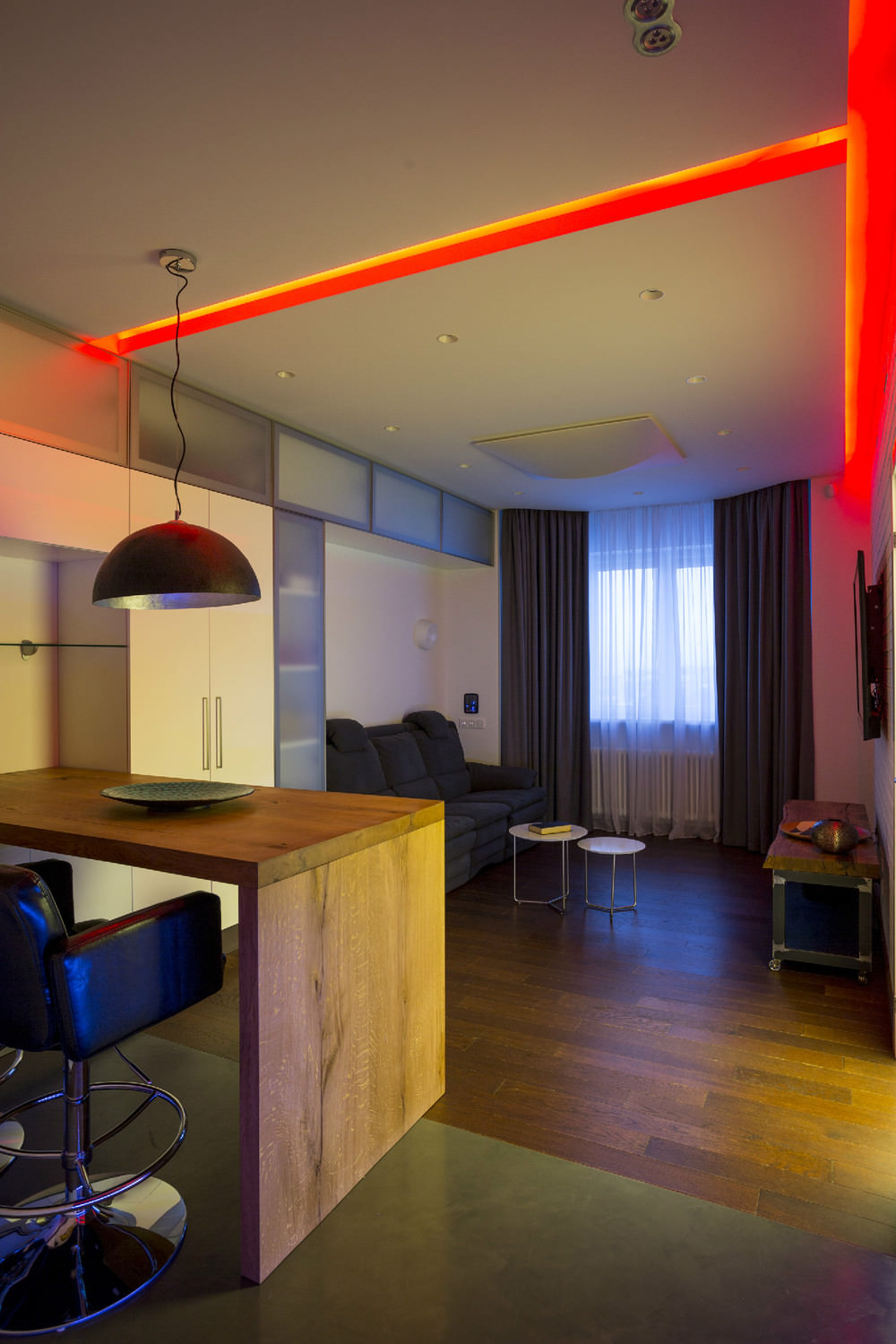 Интерьер квартиры с управляемой подсветкой
