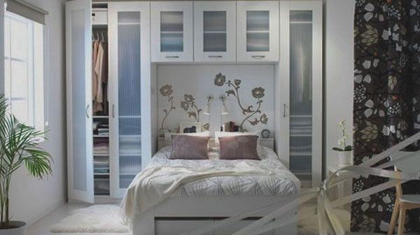 Мебель с прозрачными дверцами в спальне