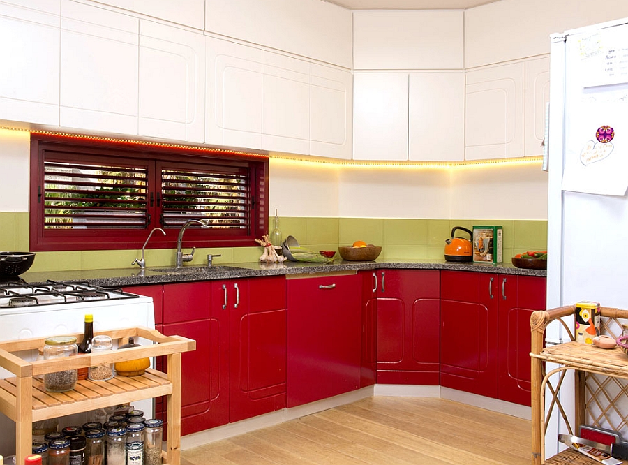 Бюджетный дизайн квартир - красно-белая кухня