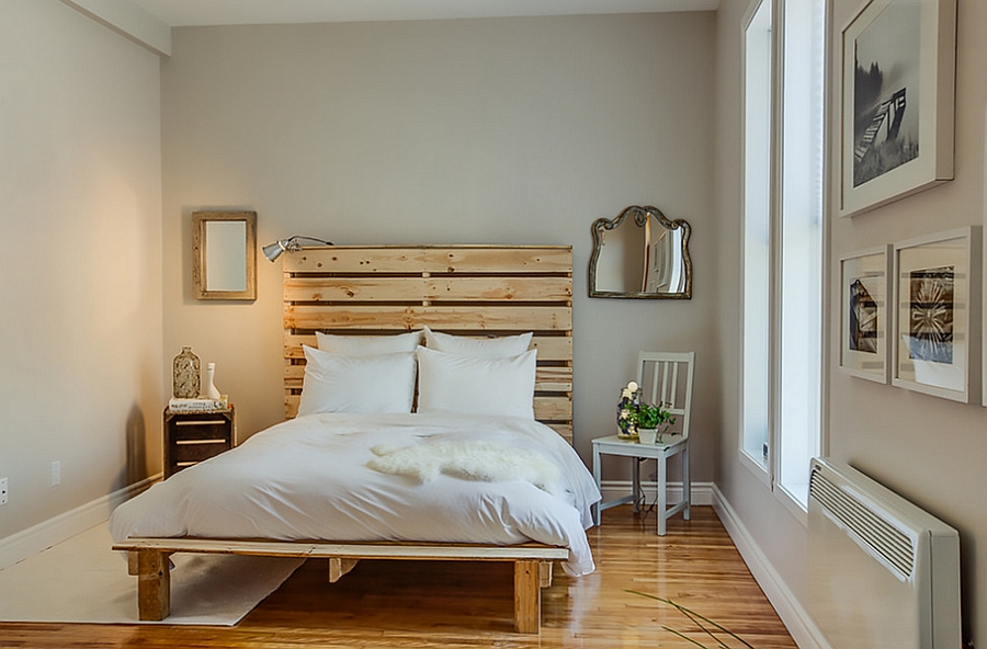 В маленькой эклектичной спальне цвета серой извести подчёркивает текстуру дерева