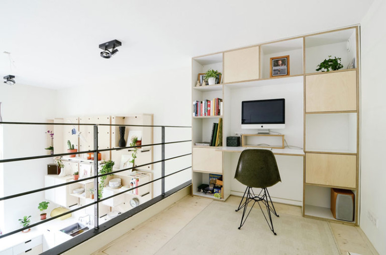 Интерьер двухуровневой квартиры: небольшая рабочая зона